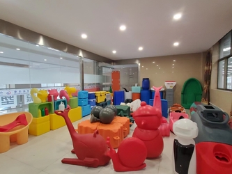 Changzhou Yingchuang Rotomolding Equipment Co,. Ltd línea de producción del fabricante