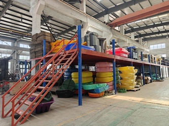 Changzhou Yingchuang Rotomolding Equipment Co,. Ltd línea de producción del fabricante